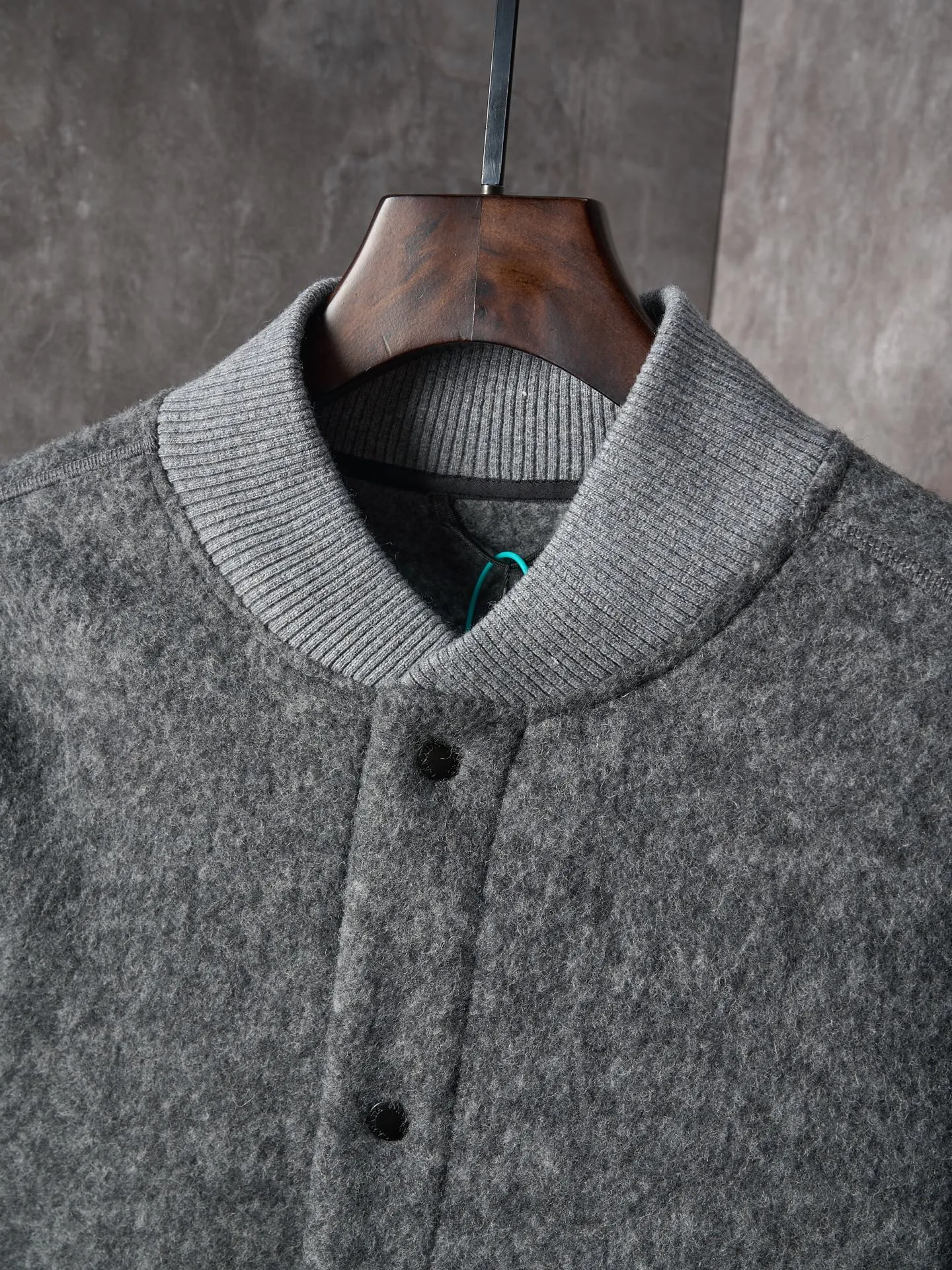 P760 Actual hanging auction] Canada Goose/Canada Goose Fleece Badge Button Cashmere Jacket [Color] Dark Gray Light Gray [Size] S M L XL Wool Blend Fabric: The main fabric of this jacket is light gray wool blend fabric to improve the wear resistance, wrinkle resistance and warmth of the fabric. Wool provides good warmth and a natural feel, while blended fibers enhance the fabric's practicality and durability.  RIBBED KNIT: The collar, cuffs and hem are ribbed knitted for added stretch and fit.  The cutting process needs to ensure that the texture and color of the fabric are evenly distributed, especially with this light gray tone, to avoid chromatic aberrations. The stretchability of wool-blend fabrics needs to be taken into consideration when cutting pieces to ensure dimensional stability of the finished garment.      Use a sewing needle and thread suitable for wool-blend fabrics to avoid damage to the fabric during sewing. The sewing stitches are even and firm to prevent thread stripping.      The temperature needs to be controlled during ironing to avoid high temperature damage to the fabric while keeping the fabric smooth and crisp.   The front and back body parts, sleeves and other main parts are stitched with flat seams to ensure a smooth silhouette.   Align the fabric texture at the splices to keep the look neat.     Details such as pockets and cuffs are designed with inset pockets to increase practicality and aesthetics.     The splicing areas are reinforced to improve durability.  The white circular armband on the left arm is an important part of the brand identity and is finely sewn to ensure it is strong and flat.